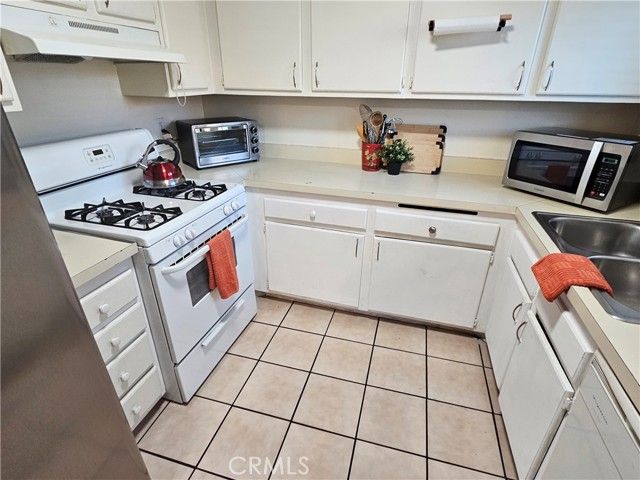 9431 Shadowood Drive E, Montclair, CA 91763