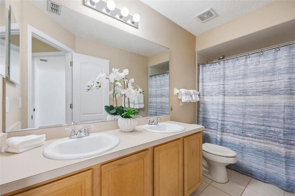 Image 20 of property listing at 5007 BELLTHORN DRIVE, Orlando, FL 32837