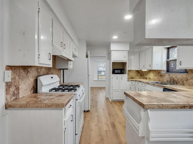 418 Oakhill Drive, Conroe, TX 77304