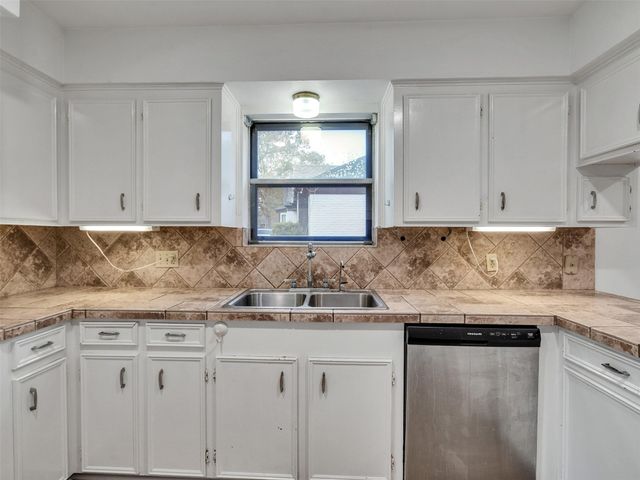 418 Oakhill Drive, Conroe, TX 77304