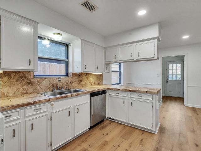 418 Oakhill Drive, Conroe, TX 77304