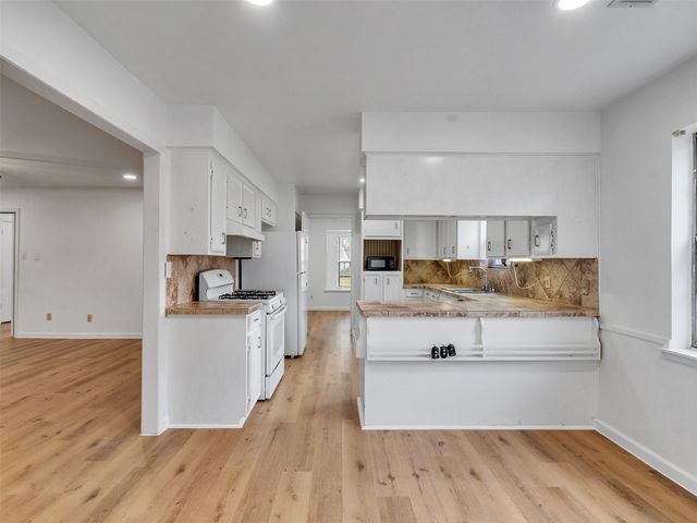 418 Oakhill Drive, Conroe, TX 77304