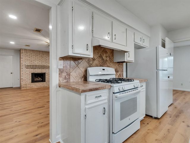 418 Oakhill Drive, Conroe, TX 77304