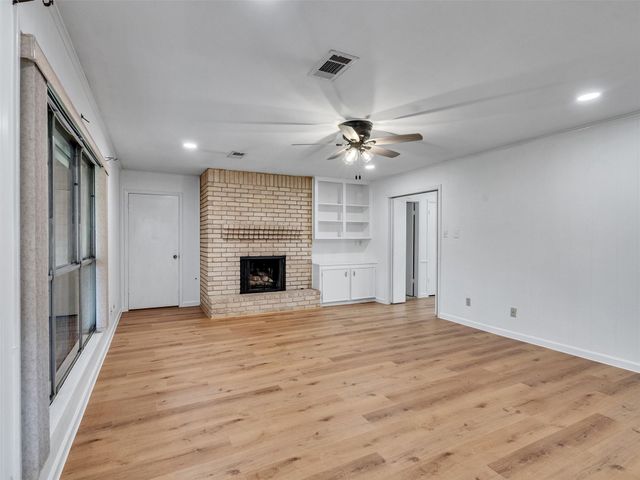 418 Oakhill Drive, Conroe, TX 77304