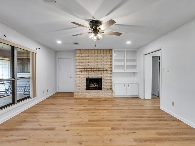 418 Oakhill Drive, Conroe, TX 77304