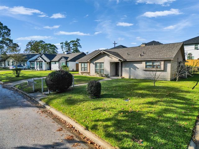 418 Oakhill Drive, Conroe, TX 77304