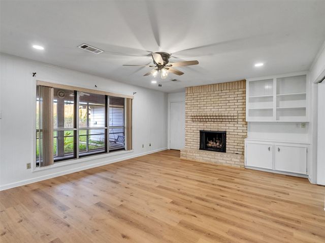 418 Oakhill Drive, Conroe, TX 77304