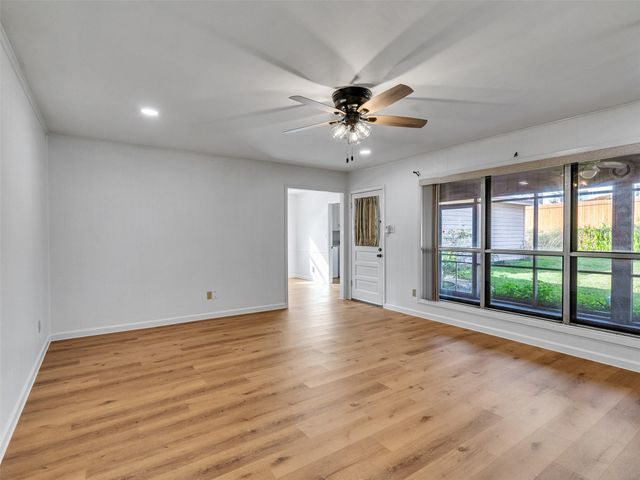 418 Oakhill Drive, Conroe, TX 77304