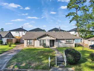 418 Oakhill Drive, Conroe, TX 77304