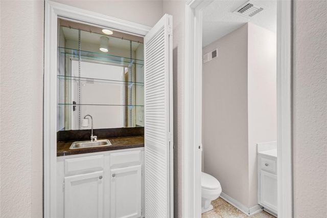 1112 Bering Drive 68, Houston, TX 77057