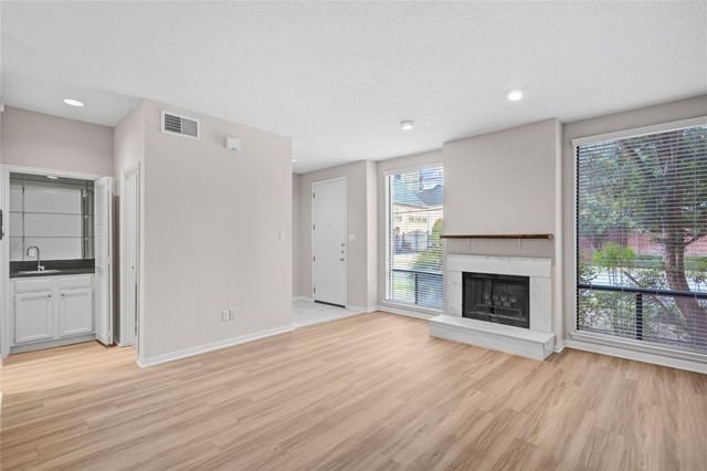 1112 Bering Drive 68, Houston, TX 77057