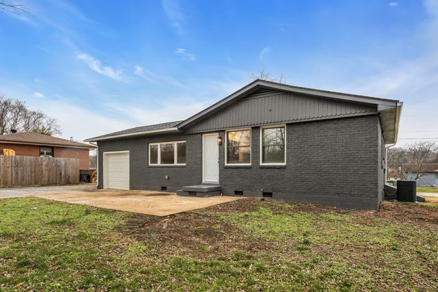 2704 McKeige Dr, Nashville, TN 37214