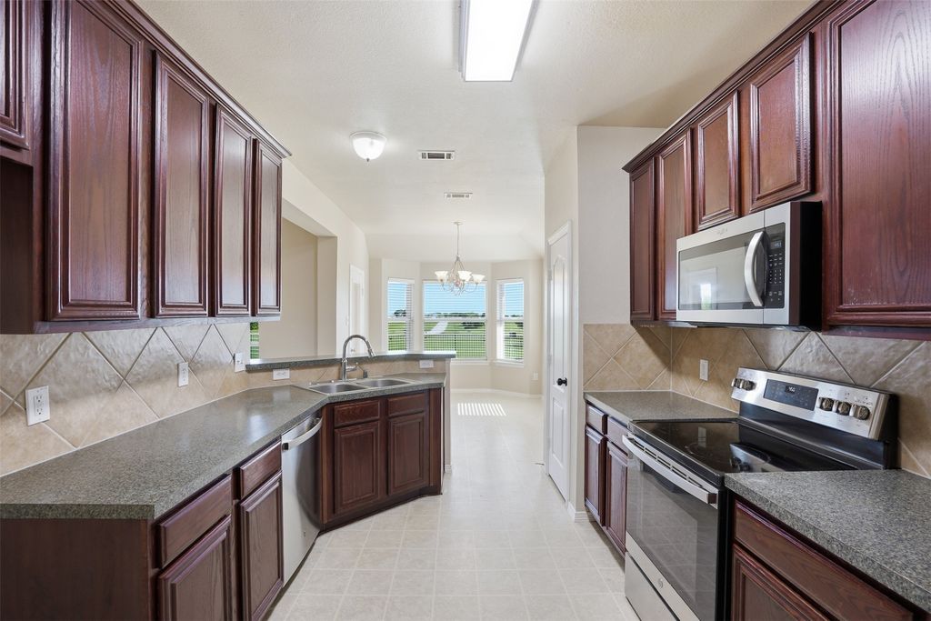 7229 Muirfield Drive, Cleburne, TX 76033