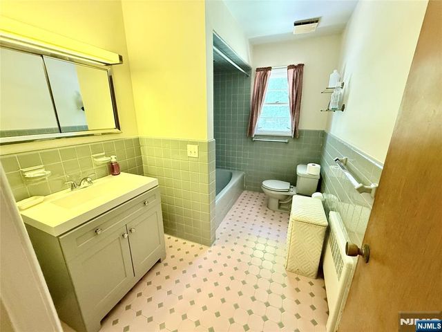 1 Winada Place, River Vale, NJ 07675