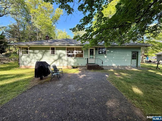 1 Winada Place, River Vale, NJ 07675