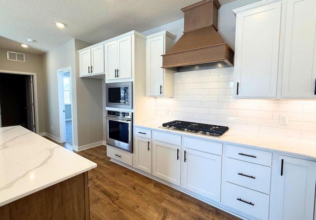 1513 Clover Preserve Way, Chaska, MN 55318
