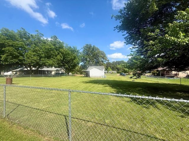 919 Memorial Dr, Paris, TN 38242