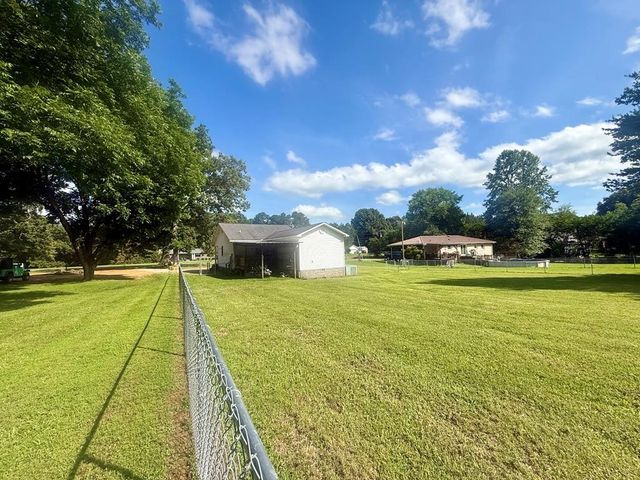 919 Memorial Dr, Paris, TN 38242