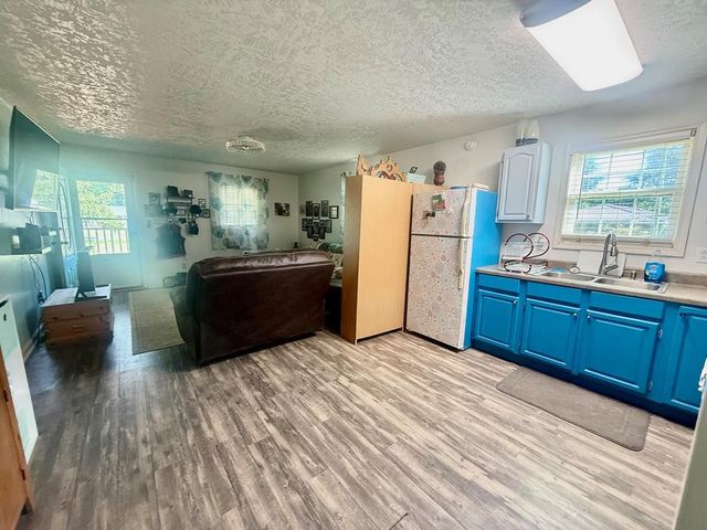 919 Memorial Dr, Paris, TN 38242