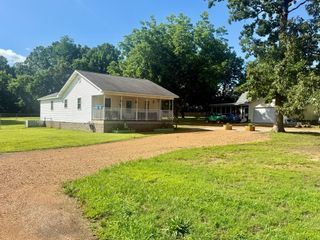 919 Memorial Dr, Paris, TN 38242