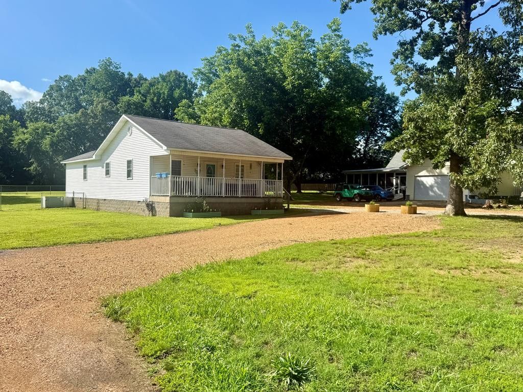 919 Memorial Dr, Paris, TN 38242