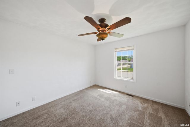 20 Ashwood Lane, Pekin, IL 61554