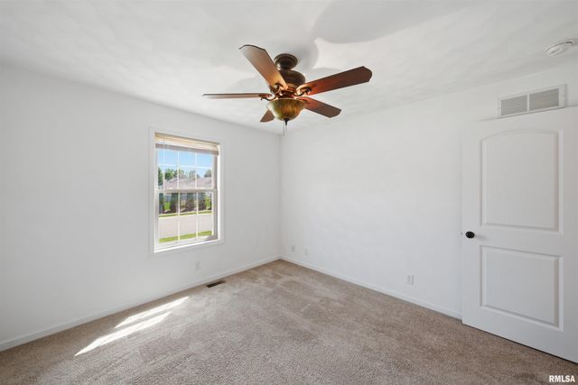 20 Ashwood Lane, Pekin, IL 61554