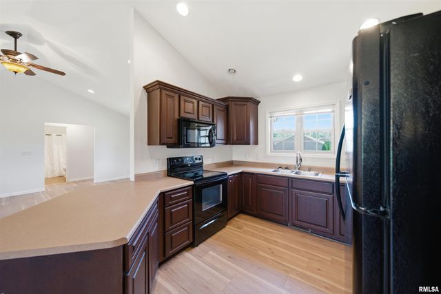 20 Ashwood Lane, Pekin, IL 61554