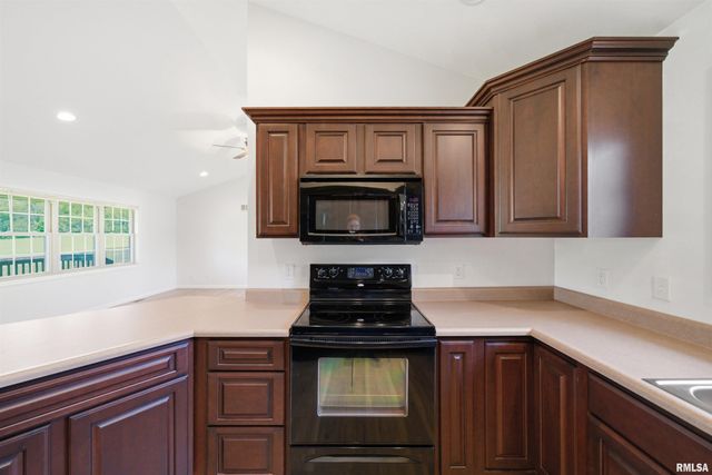 20 Ashwood Lane, Pekin, IL 61554