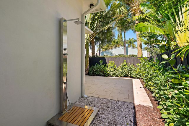 385 Linda Lane, West Palm Beach, FL 33405