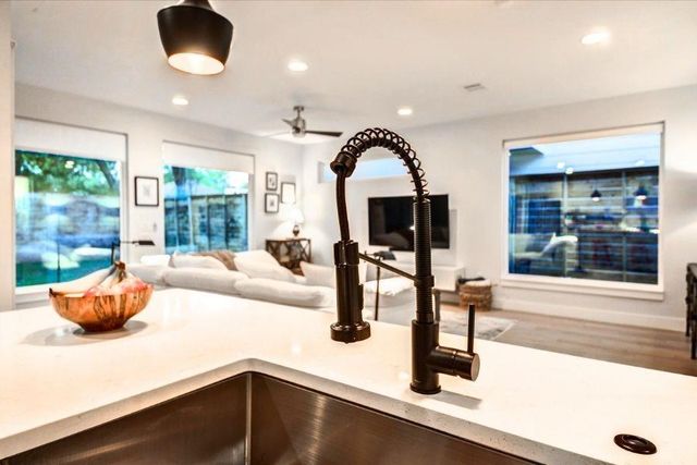 916 E 50th ST 1, Austin, TX 78751