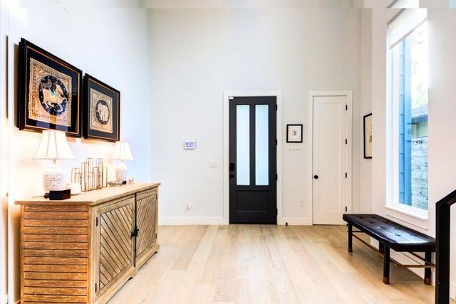 916 E 50th ST 1, Austin, TX 78751