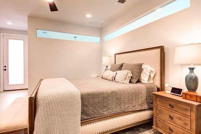 916 E 50th ST 1, Austin, TX 78751