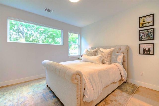 916 E 50th ST 1, Austin, TX 78751