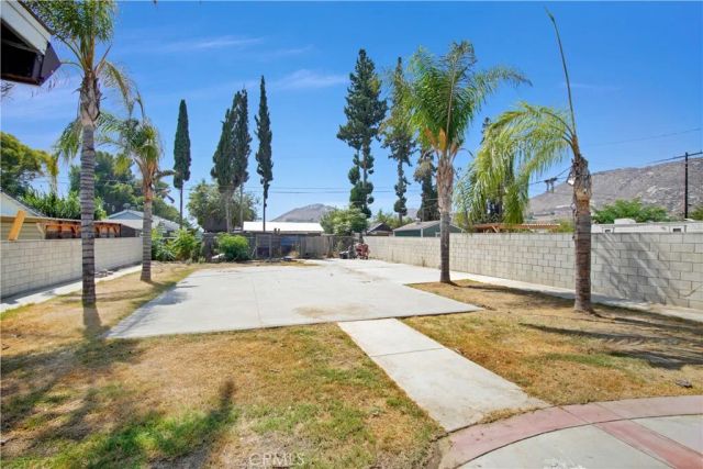 18883 6th, Bloomington, CA 92316