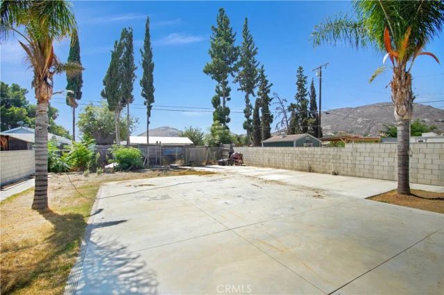 18883 6th, Bloomington, CA 92316