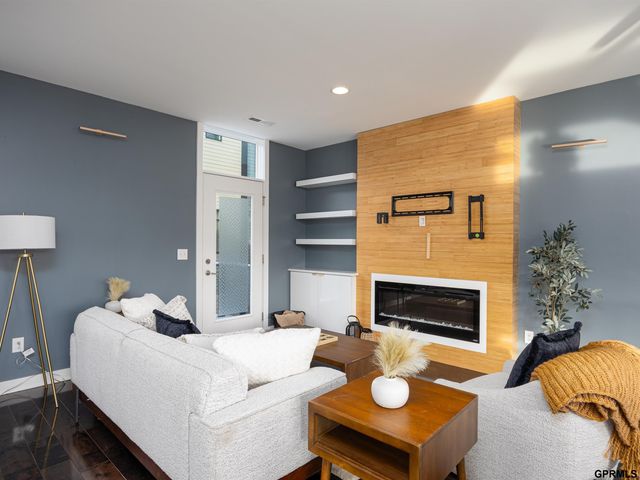 1236 S 10 Street, Omaha, NE 68108