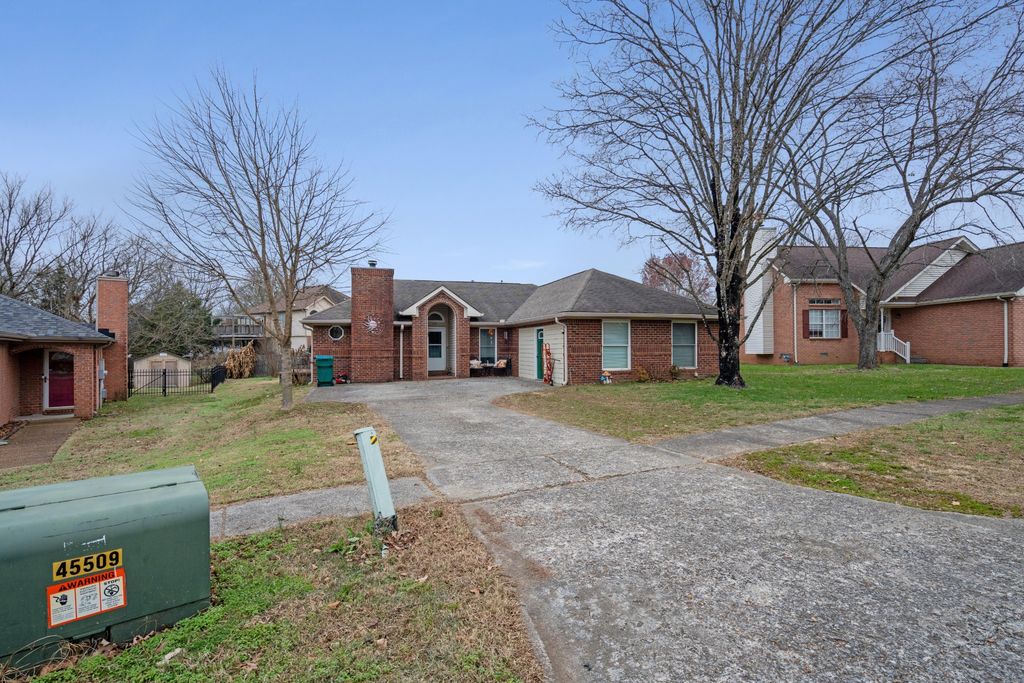 614 Creekfront Dr, Mount Juliet, TN 37122