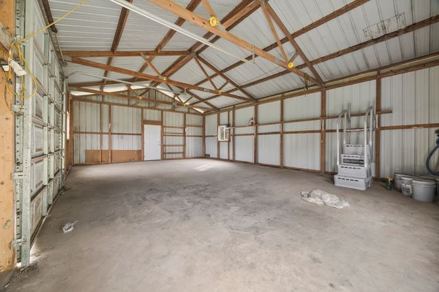 8590 Poplar Grove Rd, Mc Ewen, TN 37101