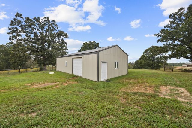8590 Poplar Grove Rd, Mc Ewen, TN 37101