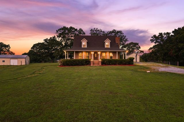 8590 Poplar Grove Rd, Mc Ewen, TN 37101