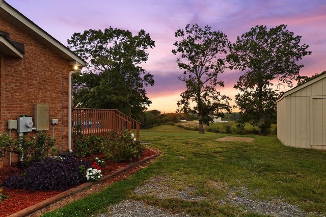 8590 Poplar Grove Rd, Mc Ewen, TN 37101