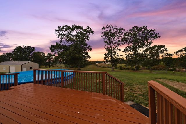 8590 Poplar Grove Rd, Mc Ewen, TN 37101