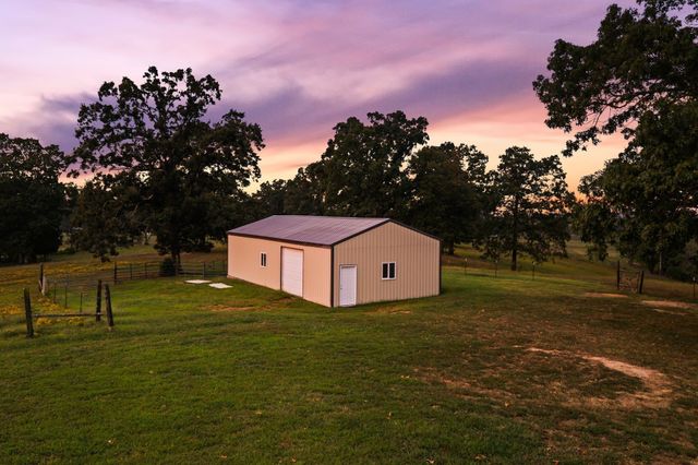 8590 Poplar Grove Rd, Mc Ewen, TN 37101