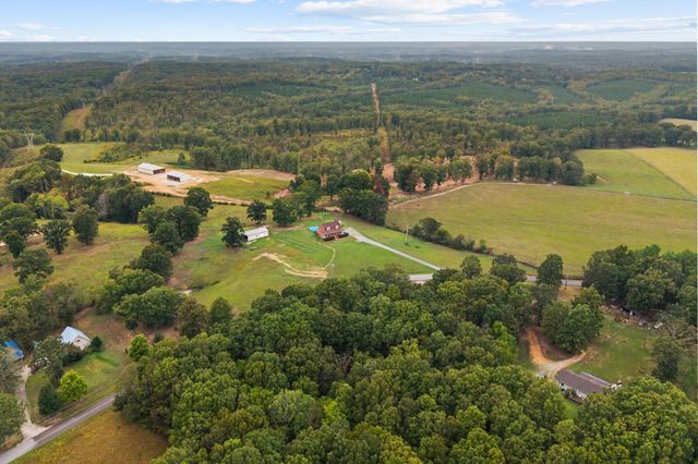 8590 Poplar Grove Rd, Mc Ewen, TN 37101