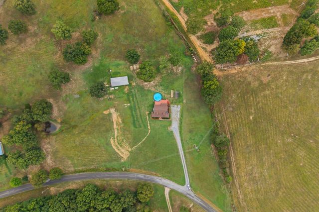 8590 Poplar Grove Rd, Mc Ewen, TN 37101