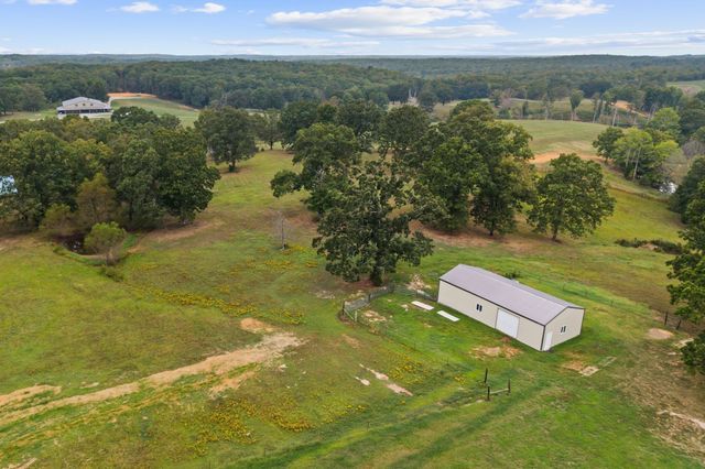 8590 Poplar Grove Rd, Mc Ewen, TN 37101