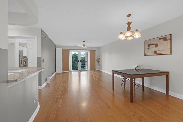 720 Creekside Drive 303, Mount Prospect, IL 60056