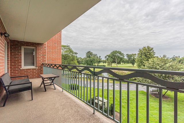 720 Creekside Drive 303, Mount Prospect, IL 60056
