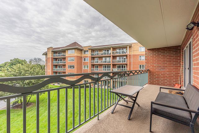 720 Creekside Drive 303, Mount Prospect, IL 60056